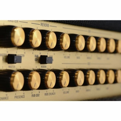 Painel de amplificador com botões dourados e texto