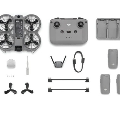 Conjunto de drone DJI FPV com controlador, hélices, baterias e acessórios