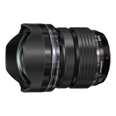 Objetiva fotográfica Olympus preta com vidro frontal convexo e anéis de ajuste