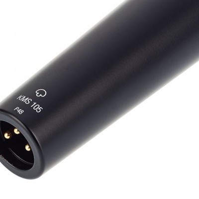 Microfone preto com texto 'KMS 105' e 'P48' perto do conector