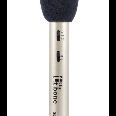 Microfone condensador prateado com proteção de espuma preta