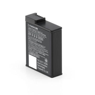 Bateria preta retangular com texto branco impresso