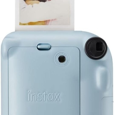 Máquina fotográfica instantânea azul claro com fotografia a sair no topo