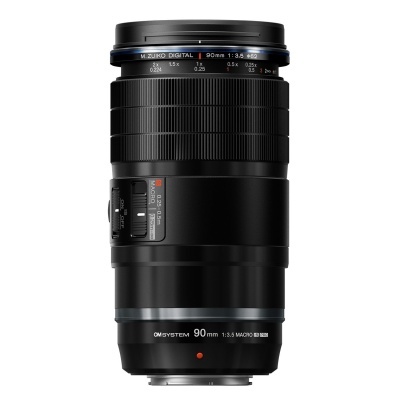 Objetiva fotográfica Olympus M.Zuiko Digital 90mm preta com texto e controles visíveis