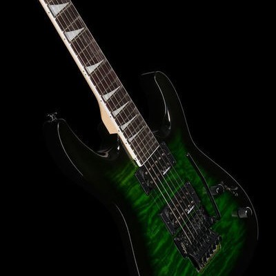 Guitarra elétrica verde com corpo flame maple e braço castanho