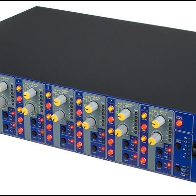 Interface de áudio com oito canais e painel azul