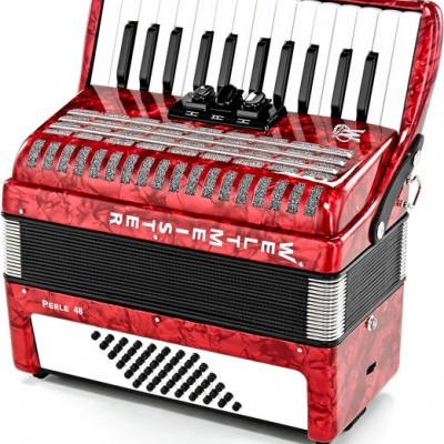Acordeão vermelho de teclas brancas e pretas com botões na caixa