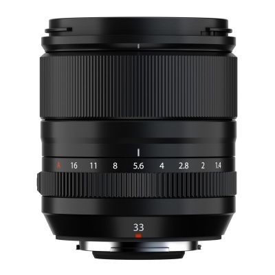 Objetiva fotográfica preta com detalhes em vermelho e anéis de ajuste