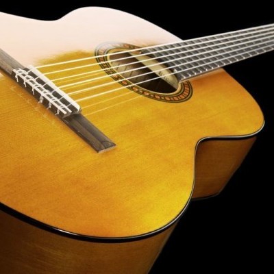 Guitarra clássica de madeira clara com cordas de nylon