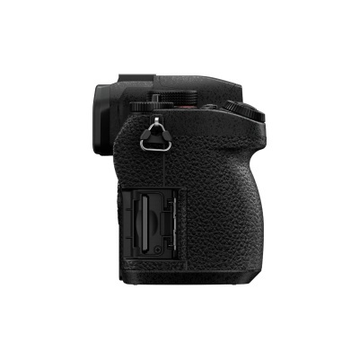 Câmara fotográfica preta texturizada vista lateral com porta de cartões aberta