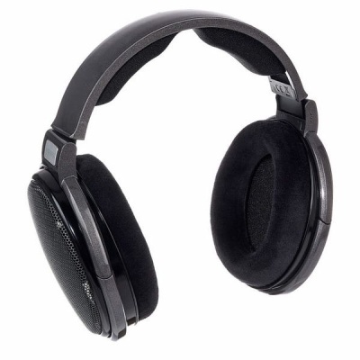 Auriculares over-ear pretos com almofadas de veludo espessas.