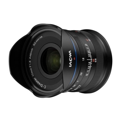 Objetiva fotográfica Laowa 7,5 mm f/1.8 preta com anéis de ajuste e marcações em branco e vermelho