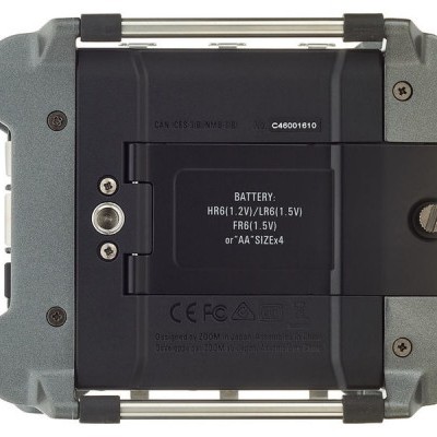 Dispositivo eletrónico preto e cinza com indicações de baterias e detalhes metálicos