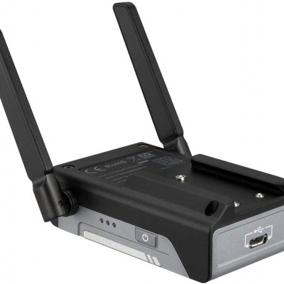 Dispositivo preto com antenas e porta USB