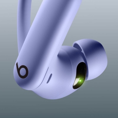 Auricular lilás com logótipo 'b' preto e luz verde