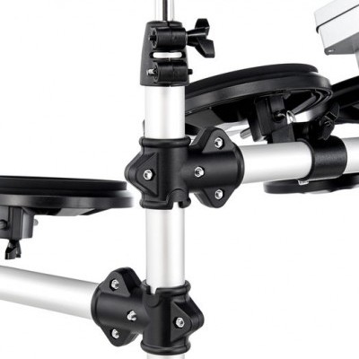 Estrutura metálica e de plástico preto e prateado com parafusos para suporte ajustável