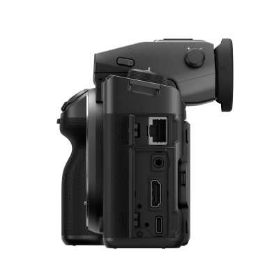 Câmara fotográfica digital preta vista de lado com várias portas de conexão.