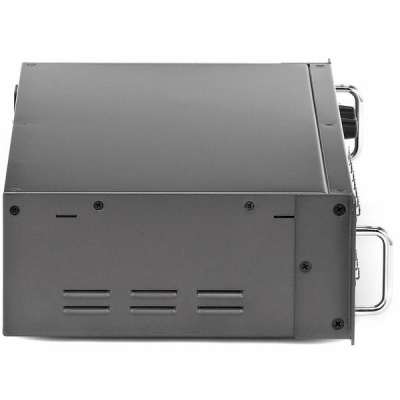 Aparelho eletrónico cinzento escuro com puxadores metálicos e aberturas de ventilação.