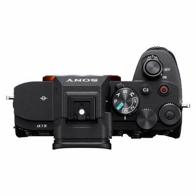 Câmara digital Sony α7 IV vista de cima com botões de controlo e selector de modos em preto.