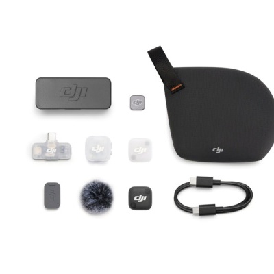 Conjunto de acessórios DJI sobre fundo branco, incluindo estojo cinzento, acessórios pequenos, mandria de pelo e cabo USB-C.