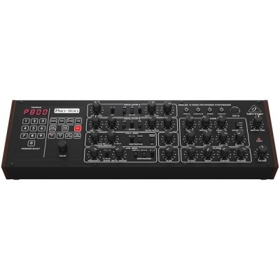 Sintetizador analógico Behringer PRO-1 preto com botões e ecrã digital vermelho