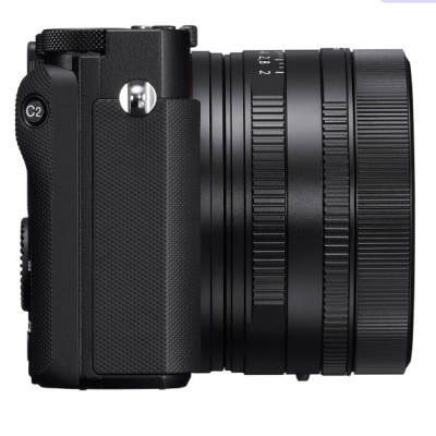 Câmara fotográfica preta com objetiva e ajustes visíveis