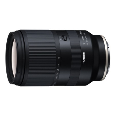 Objetiva fotográfica Tamron 18-400mm F/3.5-6.3 Di II VC HLD preta com anel de ranhuras e montagem metálica