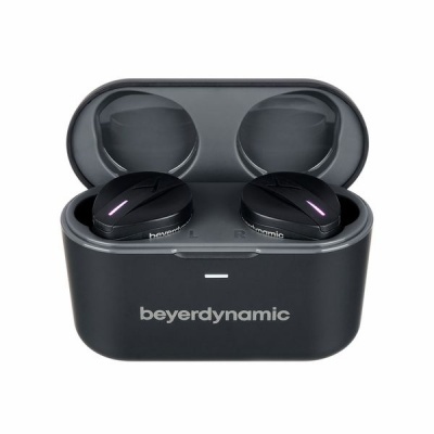 Auriculares sem fios pretos numa caixa de carregamento preta da beyerdynamic