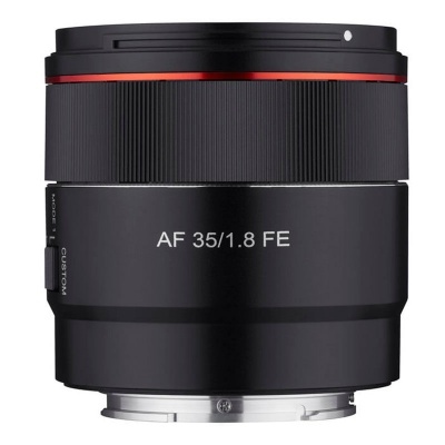 Objetiva fotográfica preta com detalhes vermelhos e texto AF 35/1.8 FE