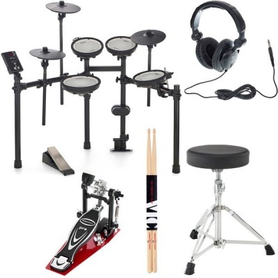 Conjunto de bateria eletrónica com pads cinza e estrutura preta, pedal vermelho e preto, baquetas de madeira, auscultadores pretos e banco ajustável.