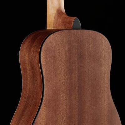 Costas e laterais de guitarra acústica em madeira castanho avermelhada com braço em madeira clara