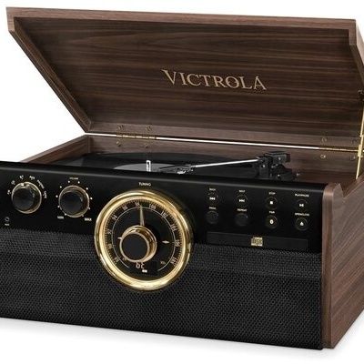Aparelho de som Victrola vintage em madeira escura com mostrador dourado e coluna preta