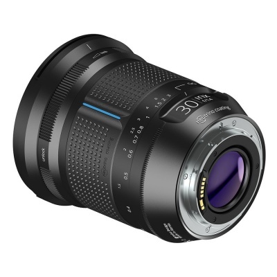 Lente fotográfica preta 30 mm F/1.4 com marcações em branco e partes metálicas prateadas