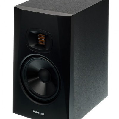 Coluna de som preta ADAM AUDIO com tweeter amarelado e altifalante redondo.