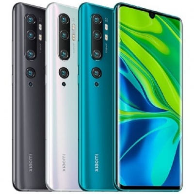 Quatro smartphones Xiaomi em cores preto, branco e azul, mostrando traseira e ecrã curvo colorido