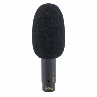 Microfone condensador preto com proteção de espuma e texto na base