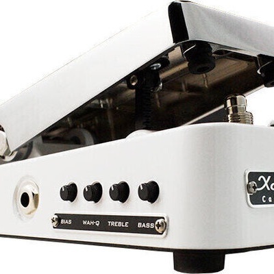 Pedal de efeitos para guitarra branco com tampa cromada e botões de ajuste