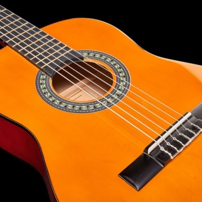 Guitarra clássica de madeira amarela e vermelha com cordas e decoração na boca