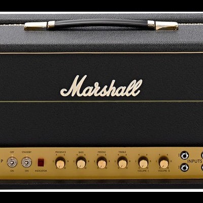 Amplificador de guitarra Marshall preto com painel dourado e botões