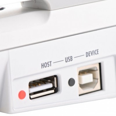 Portas USB tipo A e B numa caixa branca com texto HOST USB DEVICE