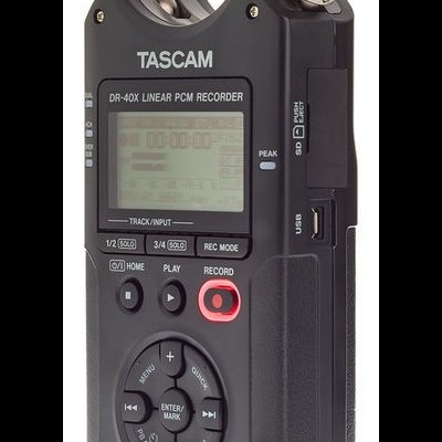 Gravador digital TASCAM DR-40X LINEAR PCM RECORDER preto com ecrã e microfones