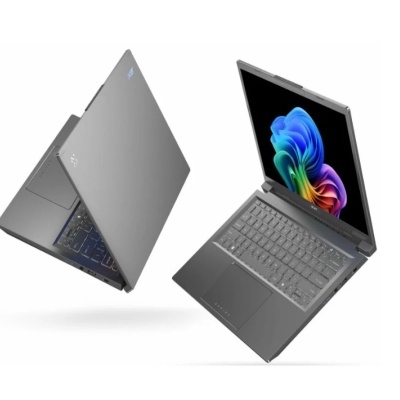 Dois computadores portáteis Acer cinzentos, um aberto com ecrã colorido, outro semiaberto com logótipo Acer