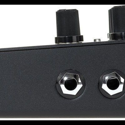 Pedaleira preta para guitarra com botões e pedais