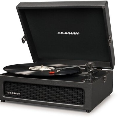Toca-discos Crosley preto com tampa aberta e vinil