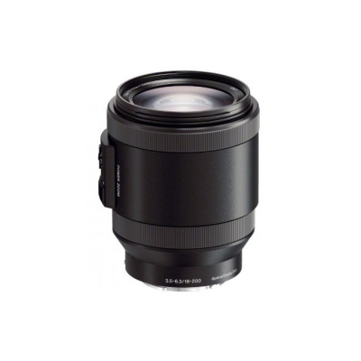 Objetiva fotográfica preta com números 3.5-6.3/18-200 e detalhes texturizados