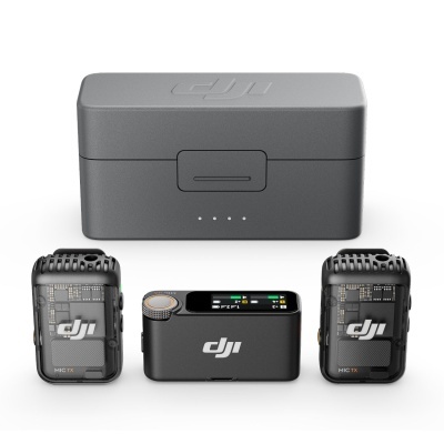 Conjunto de microfones DJI MIC com estojo e dois transmissores pretos e um receptor central com display colorido.