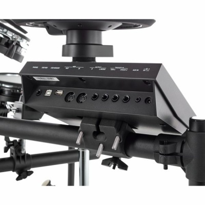 Secção traseira de bateria eletrónica com conexões e legendas impressas