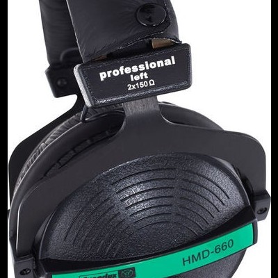 Auscultadores profissionais pretos com faixa verde e texto HMD-660