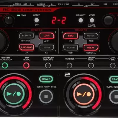 Controlador DJ preto com luzes LED vermelhas e verdes e texto digital