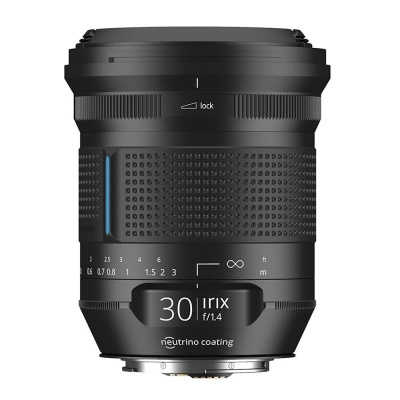 Objetiva fotográfica Irix 30mm f/1.4 preta com anel de foco e marcações de distância.